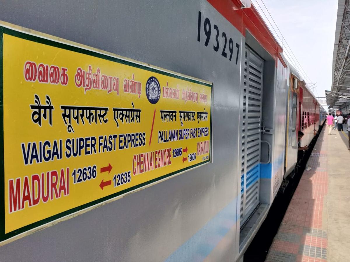 விழுப்புரம் - திருச்சி ரயில் பாதையில் உள்ள பெண்ணாடம் ரயில் நிலையத்தில் பல்லவன் அதிவிரைவு ரயில் நின்று செல்லும்
